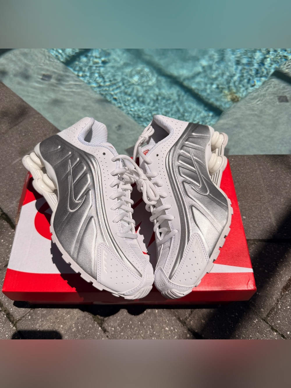 NIKE SHOX R4 WOMENS SIZE 7.5 WHITE METALLIC ATHLETIC RUNNING SHOES SNEAKERS